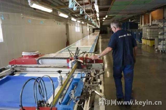 動則上萬的絲網(wǎng)印刷品,揭秘愛馬仕絲巾的制作過程_市場政策_(dá)科印印刷網(wǎng)